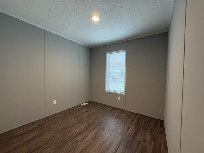 Building Photo - 38064 Leverette Ave