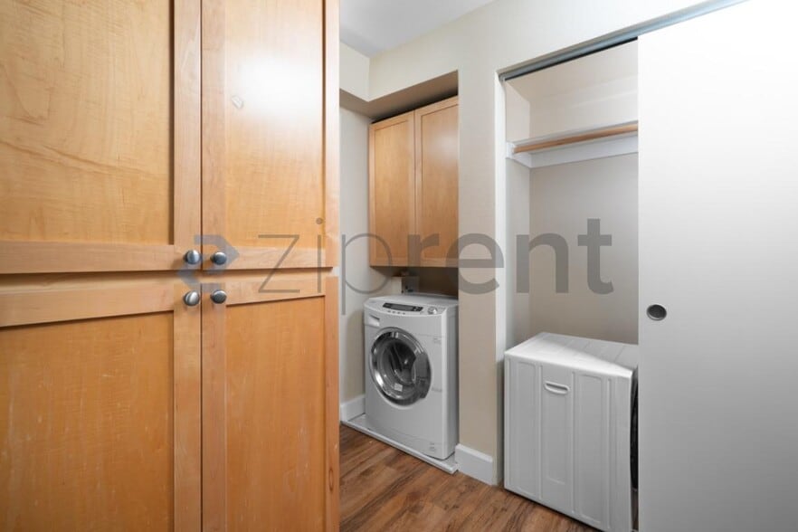 Building Photo - 1205 SW Cardinell Dr