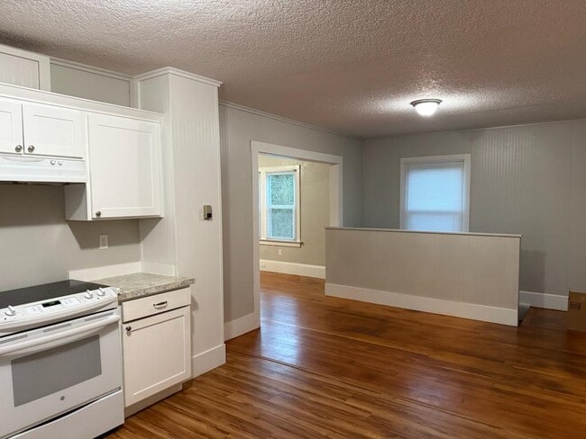 Building Photo - 902 NW 7th Ave