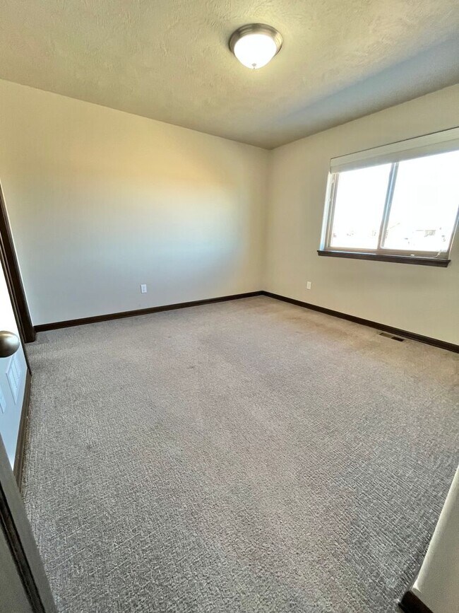 Building Photo - 3 Bed/2.5 Bath Townhome For Rent!
