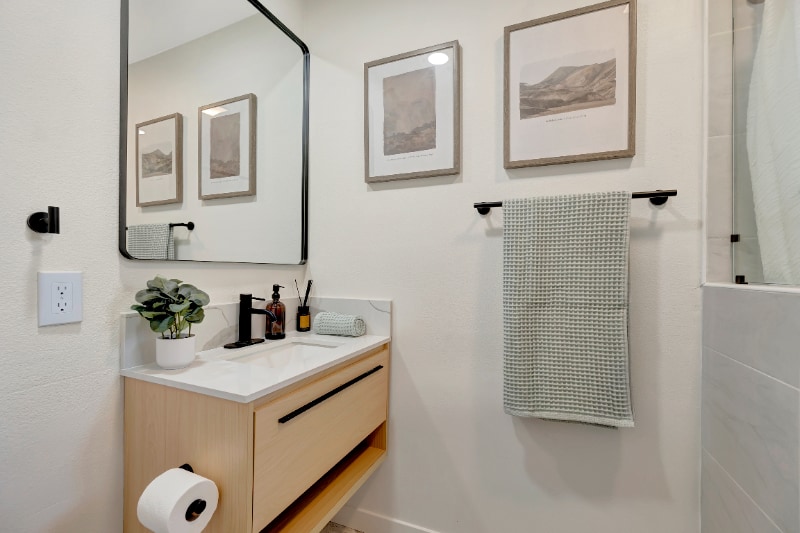 Building Photo - 1676 W Orangewood Ave