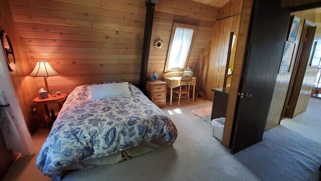 Building Photo - Spacious and Bright Cottage on Quiet Cul-d...