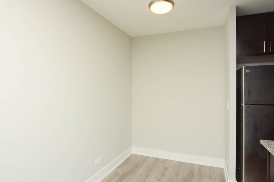 Building Photo - 447 W Surf St