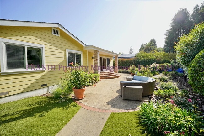 Building Photo - Country Club Home on Corner Lot, All One L...