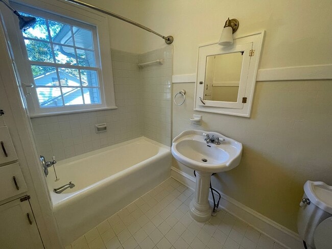 Building Photo - Updated 3/2 House in Old East Rome $2,150
