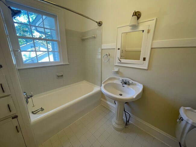 Building Photo - Updated 3/2 House in Old East Rome $2,295