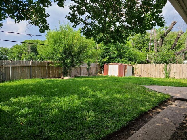 Building Photo - 10614 Sharpview Dr