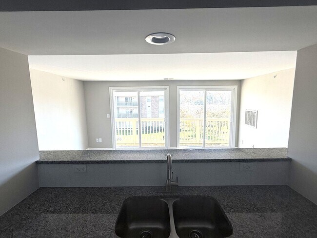 Building Photo - 3 BEDROOM CONDO. Walking Distance to University of NC-Charlotte