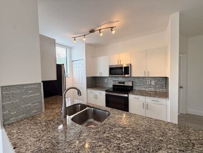 Building Photo - 630 S Sapodilla Ave