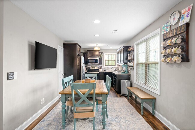Building Photo - 1831 Camelot Dr