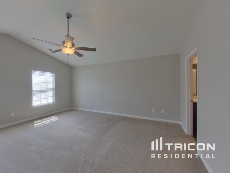 Building Photo - 417 Saddleback Trl