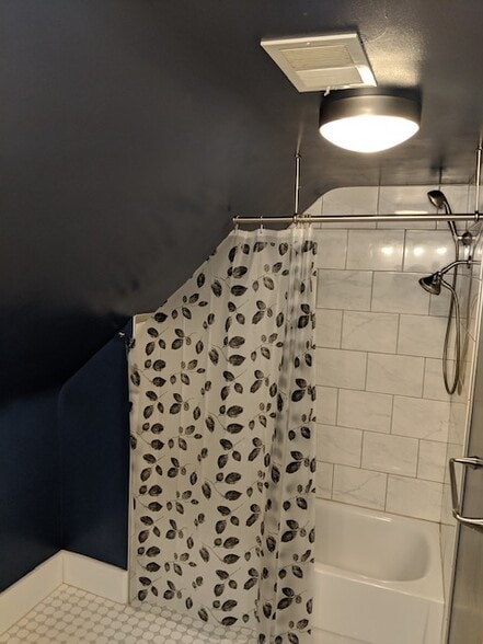 Bathroom - 662 Lamberton St NE