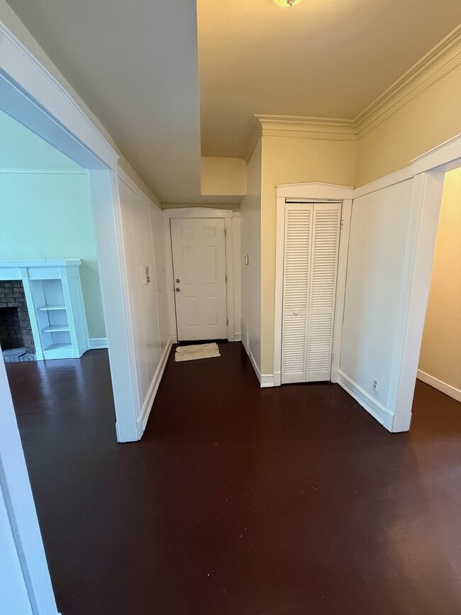 Building Photo - 715 W 57th St