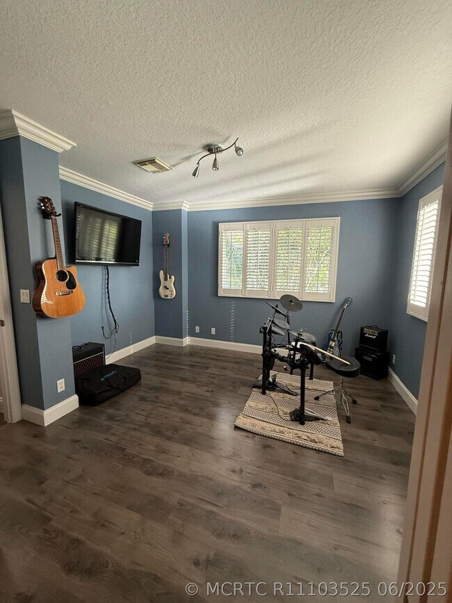 Building Photo - 2136 Oakmont Dr