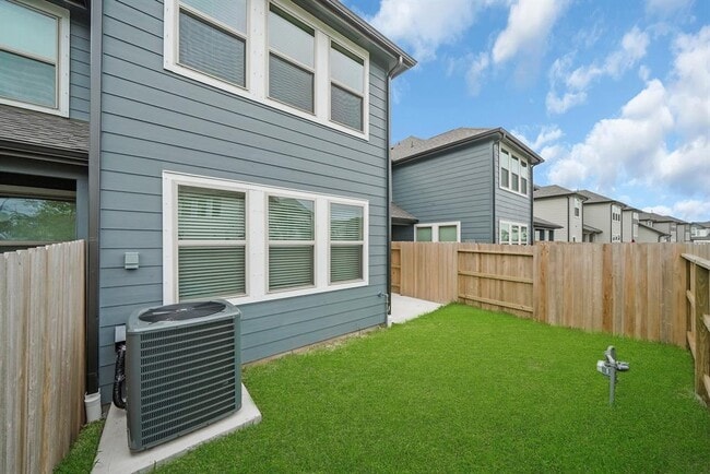 Building Photo - 5606 Hyde Park Dr