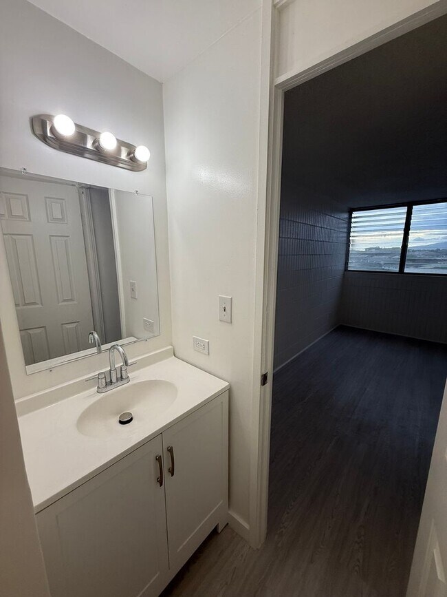 Building Photo - Sunset Lakeview - Fully renovated 3 bedroom, 2 bath with One open parking