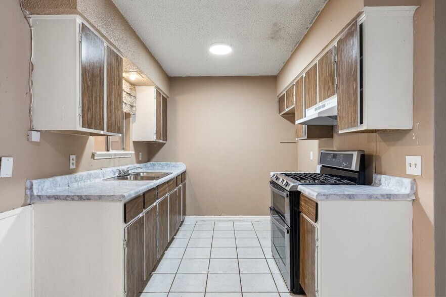 Building Photo - 9407 N Creek Dr