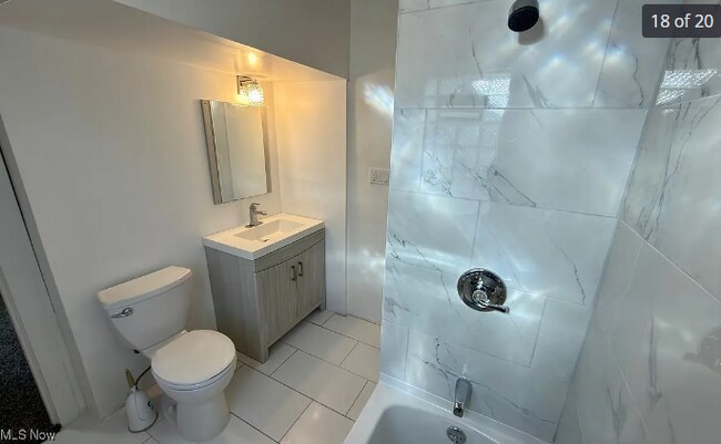 Building Photo - 825 Helmsdale Rd