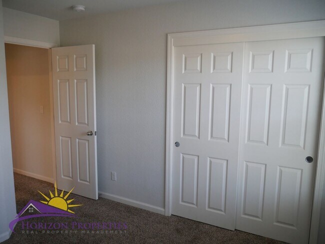 Building Photo - Modern Two-Story 4 Bed 2.5 Bath 1,807 sqft...