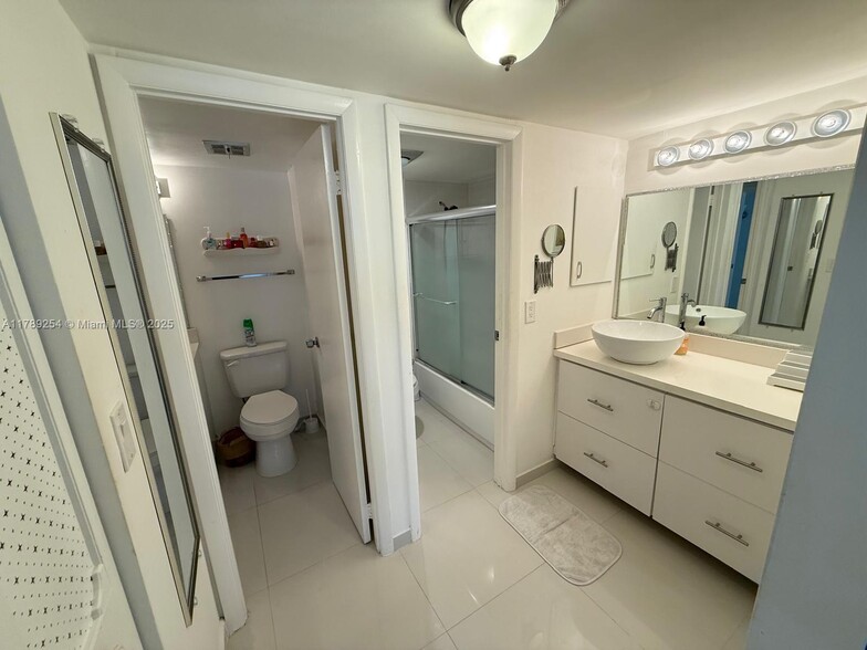 Building Photo - 20500 W Country Club Dr