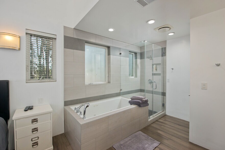 Master Bathroom - 809 Warren Ave