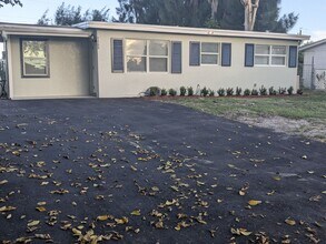 Building Photo - Beautifully renovated 3/1 SFR with large f...