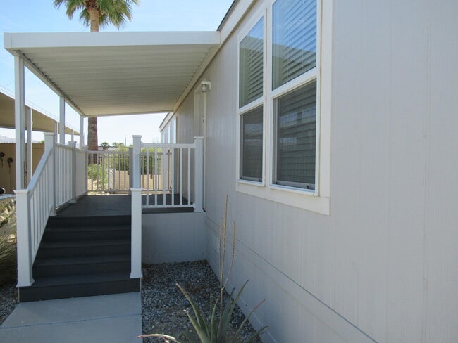 Building Photo - 14777 Palm Dr