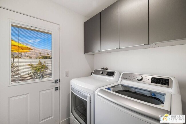 Building Photo - 945 N Buttonwillow Cir