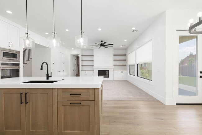 Building Photo - Beautiful 5 bed | 4 Bath | 3 Car Garage