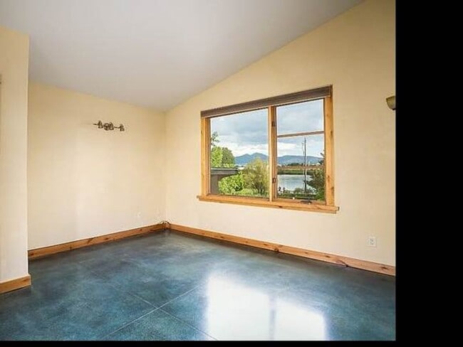 Building Photo - 4 Bedroom 3 Ba  Rare beauty and the essence of Bozeman