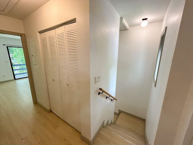 Building Photo - 1058 SW 6th Dr