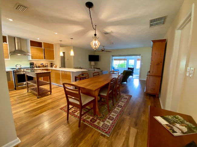 Building Photo - 4300 Beach Dr SE