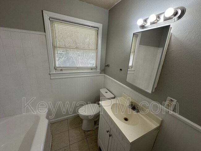 Building Photo - 3018 Acorn Rd