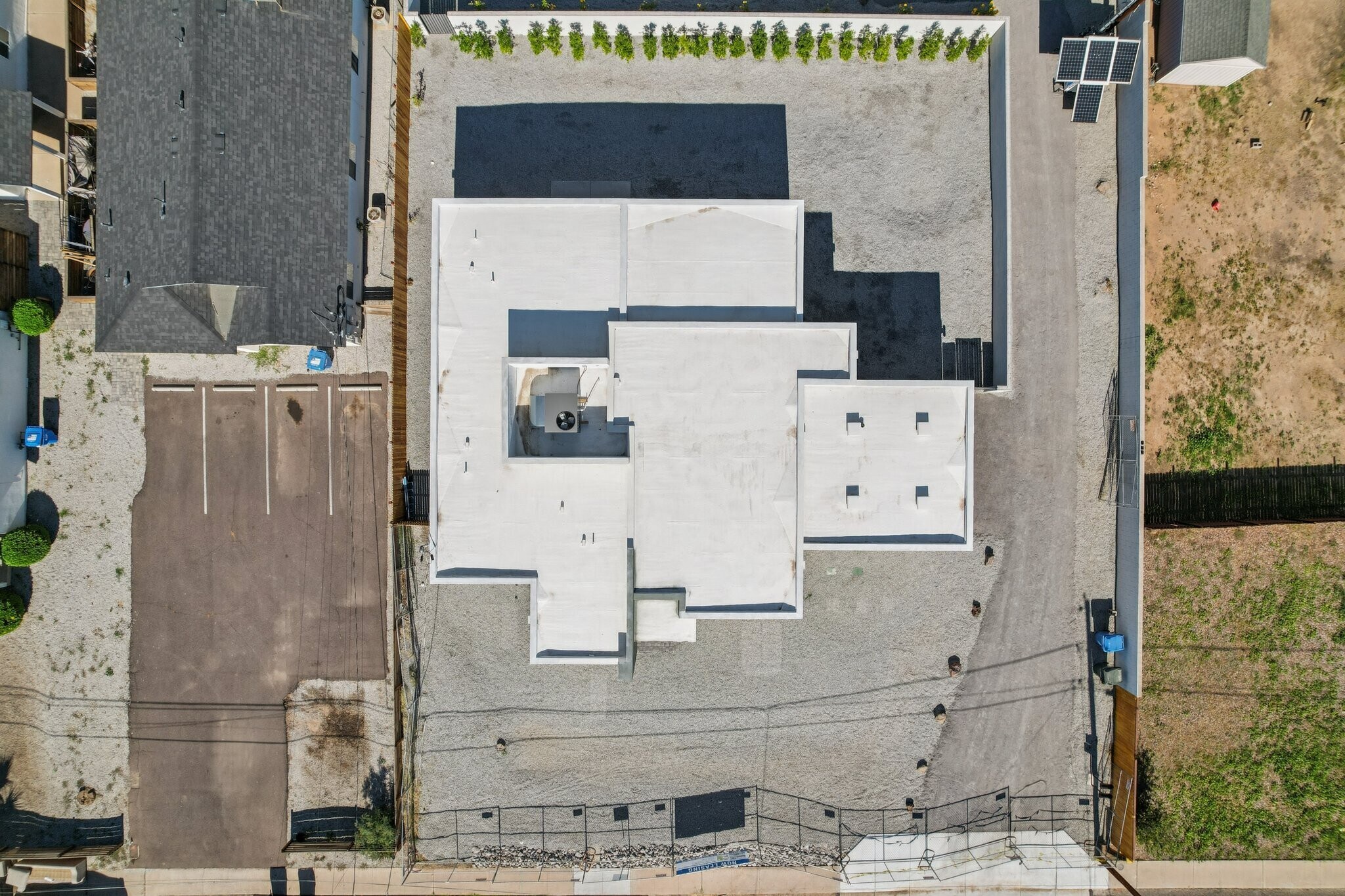 Building Photo - 910 E Roma Ave