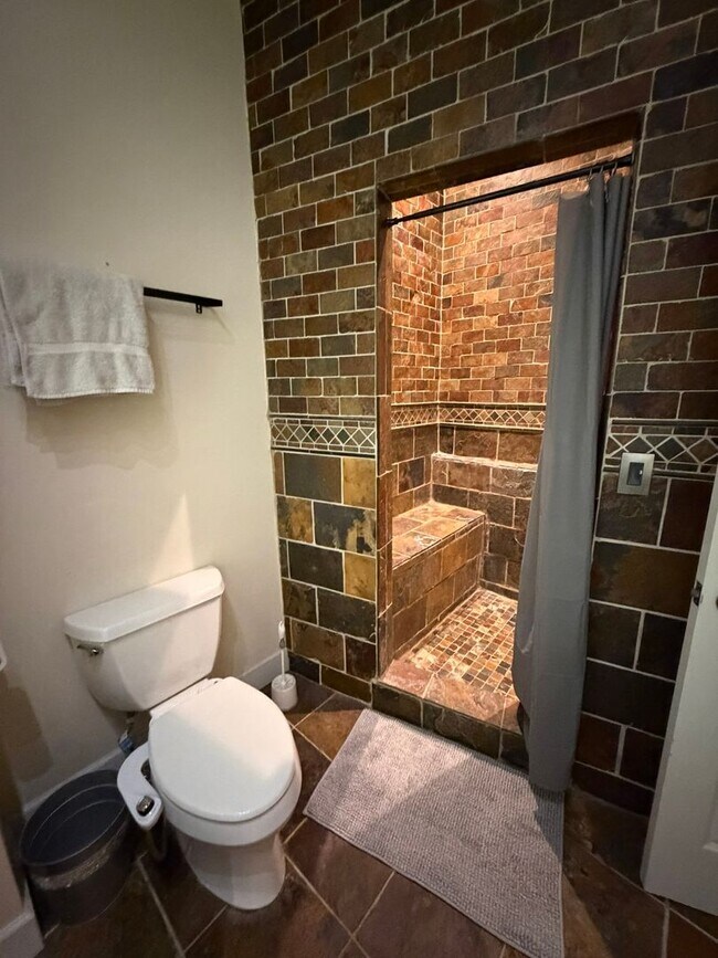 Building Photo - Private Rooms Available in Downtown Condo | Flexible Lease Terms