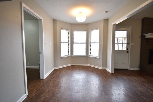 Building Photo - Available Now! Stunning 3 Bed 2 Bath in Fl...