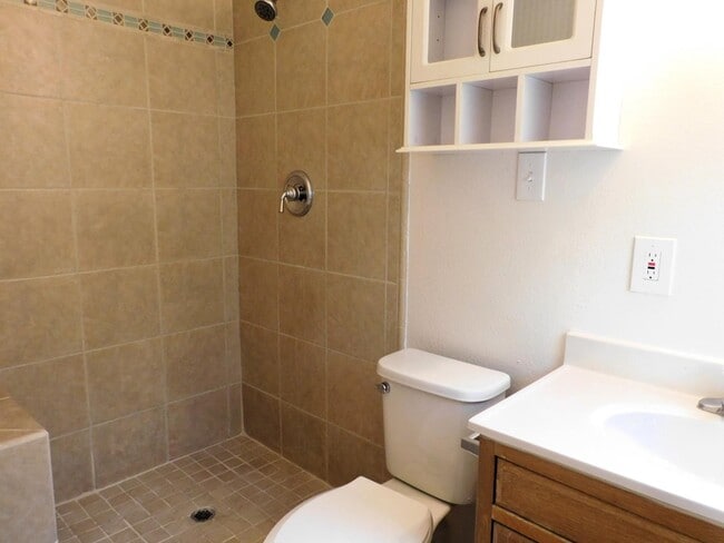 Building Photo - 1045 Oxford Ave