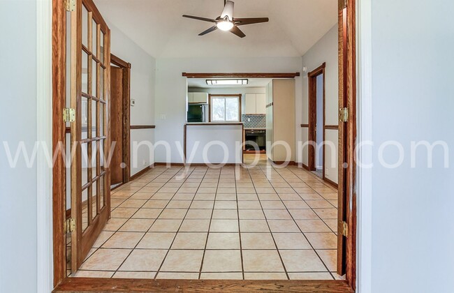 Building Photo - Beautiful 2 Bedroom / 1 Bathroom Home | Ne...