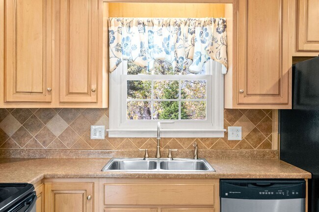 Building Photo - Move-In Special Available! Charming 3-Bedr...