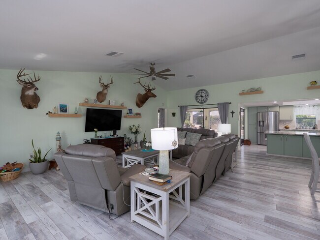 Building Photo - "Spacious 3-Bed Sanctuary with 3.5 Baths in Charming Port Charlotte!"