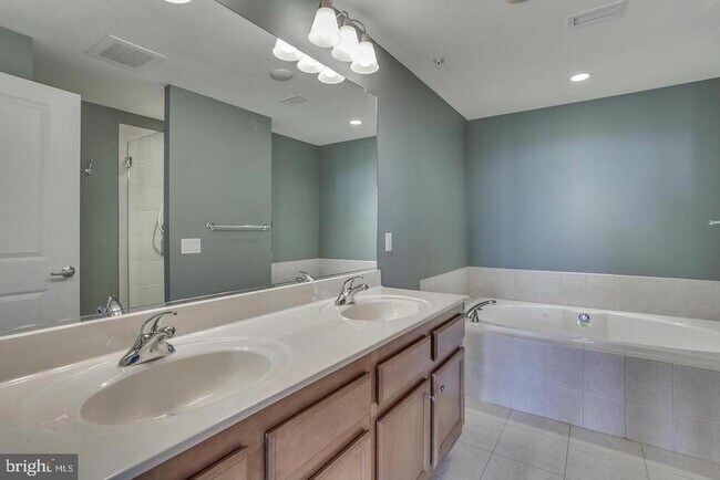 Building Photo - 1830 Fountain Dr