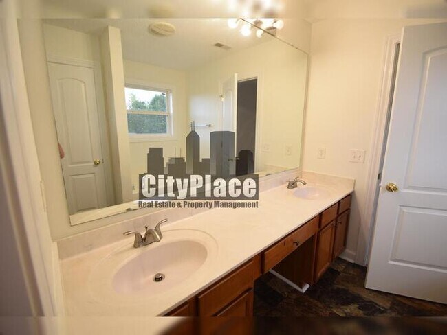 Building Photo - 1750 Buckeye Ct