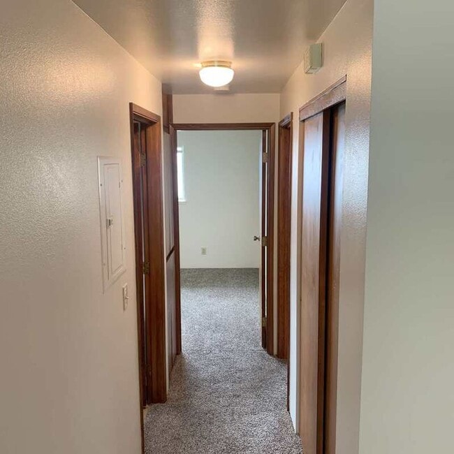 Building Photo - 2152 NW North Hill Dr