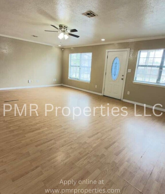 Building Photo - 3 Bedrooms / 1 Bathroom House