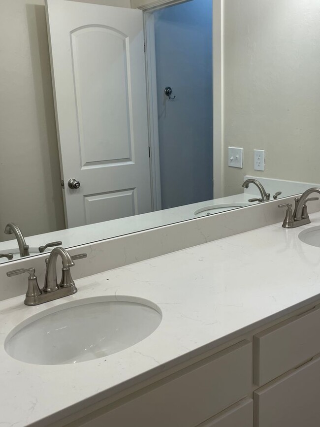 Building Photo - The Enclave-3 bed 2.5 bath home