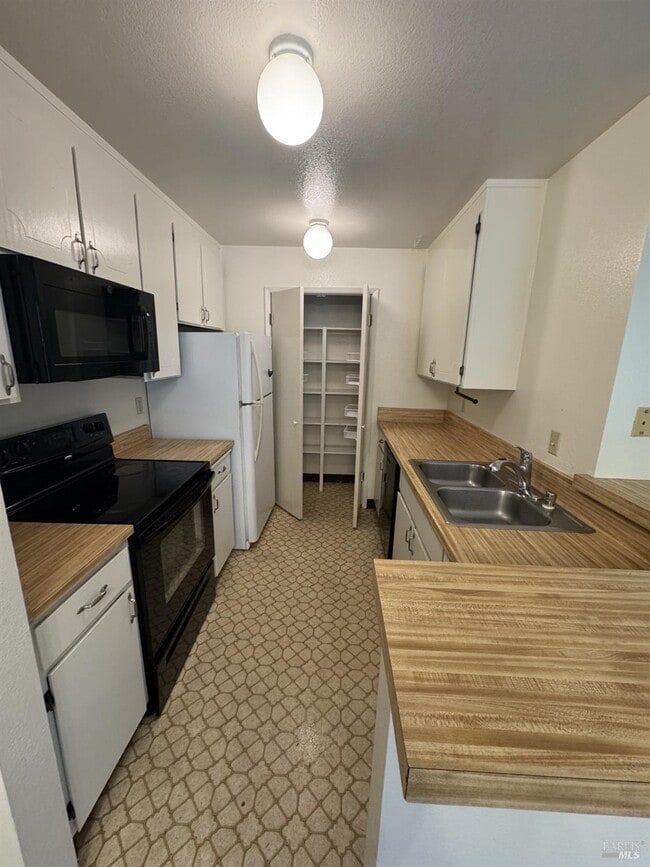 Building Photo - 33 Lakeview Ct