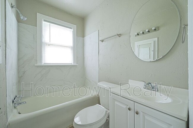 Building Photo - 1427 NE 28th St