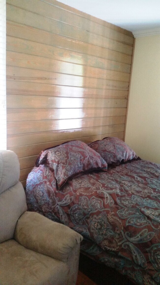 Building Photo - Extended Stay Studio apartment, 1 bed, 1 bath; fully furnished, all utilities and lawn care inclu...