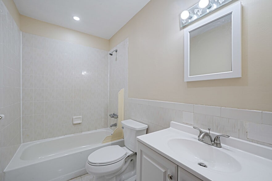 Building Photo - 4 Bay Pl