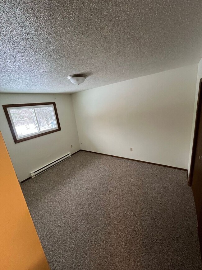 Building Photo - 877 Loon Lake Rd